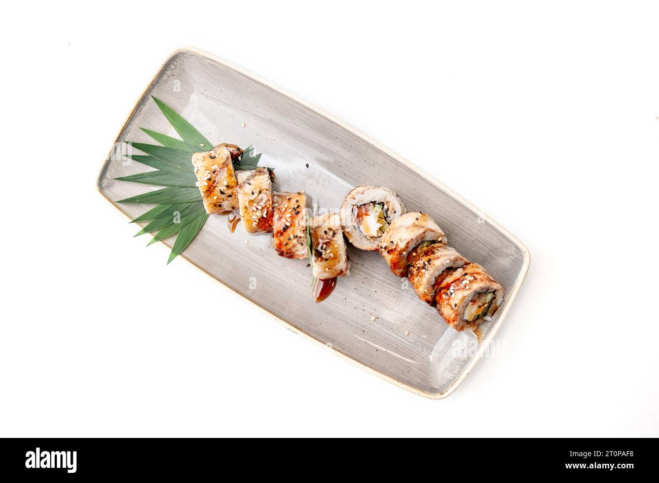 Rouleaux de sushi du Canada américain avec unagi et saumon isolé. Photo de haute qualité Banque D'Images