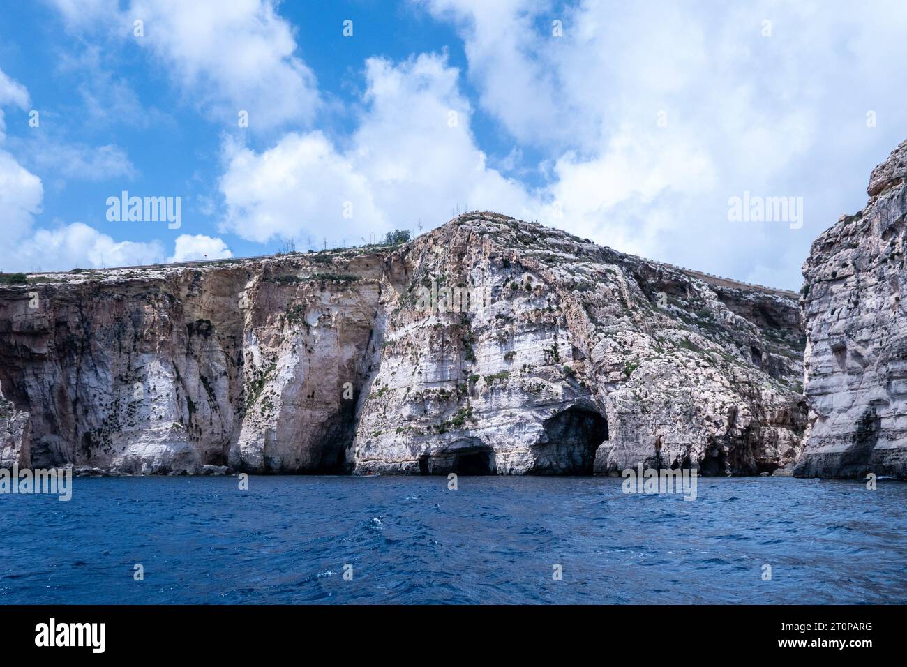 Wied iz Zurrieq, Malte, 2 mai 2023. Ensemble de grottes marines autour de la Grotte Bleue. Ils forment l'un des plus beaux paysages naturels de Malte. Banque D'Images