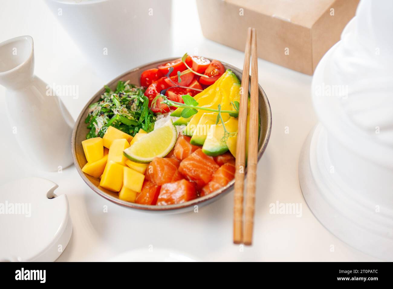 Poke bol avec saumon sur fond blanc. Vue de dessus. Photo de haute qualité Banque D'Images