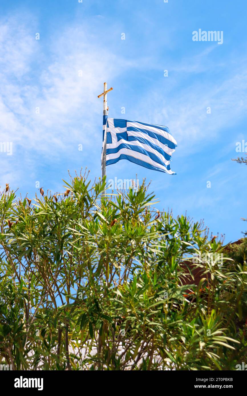 Drapeau national de la Grèce au sommet de la colline du monastère de Tsambika à Rhodes, en Grèce Banque D'Images