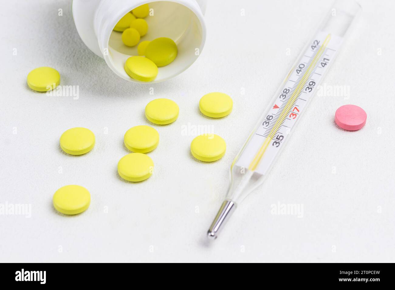 Pilule pour traiter les rhumes et thermomètre. Remèdes contre le froid. Concepts médicaux et médicaments. Vue de dessus Banque D'Images