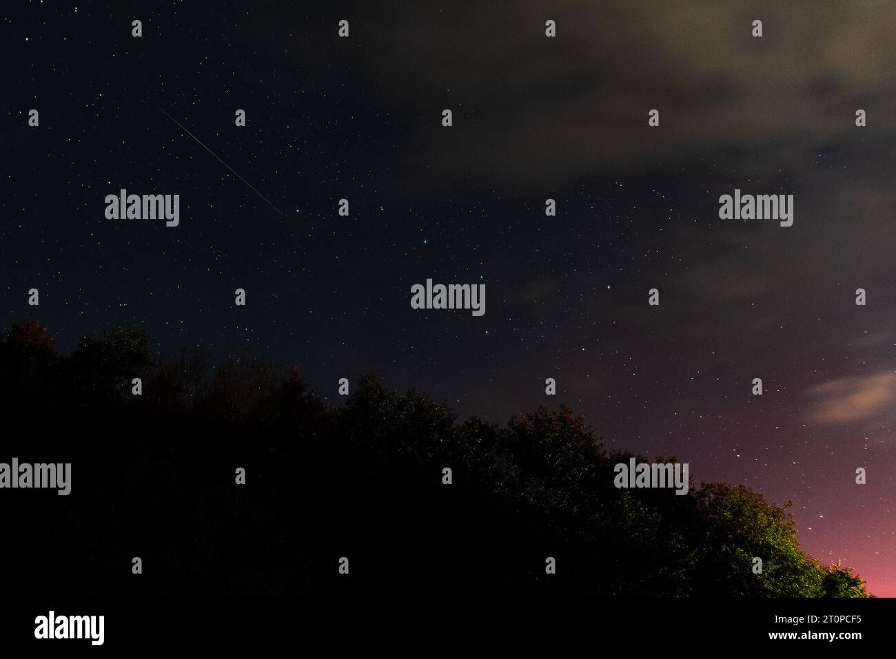 chute de perséides, étoiles la nuit sur fond de nuages Banque D'Images