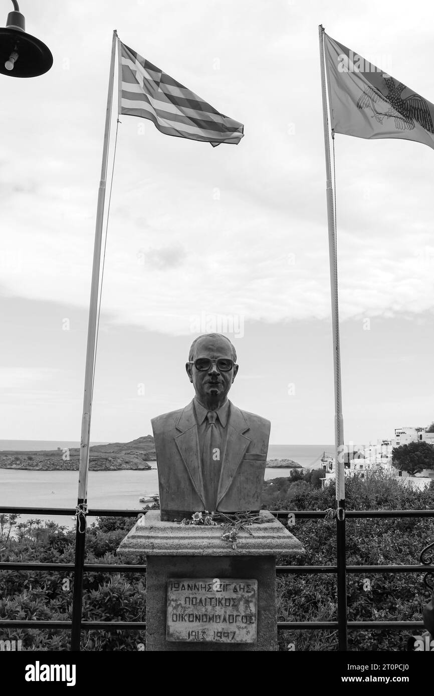 Statue commémorative de Ioannis Zigdis, un homme politique grec, né dans la ville de Lindos situé sur la place principale de Lindos en noir et blanc Banque D'Images