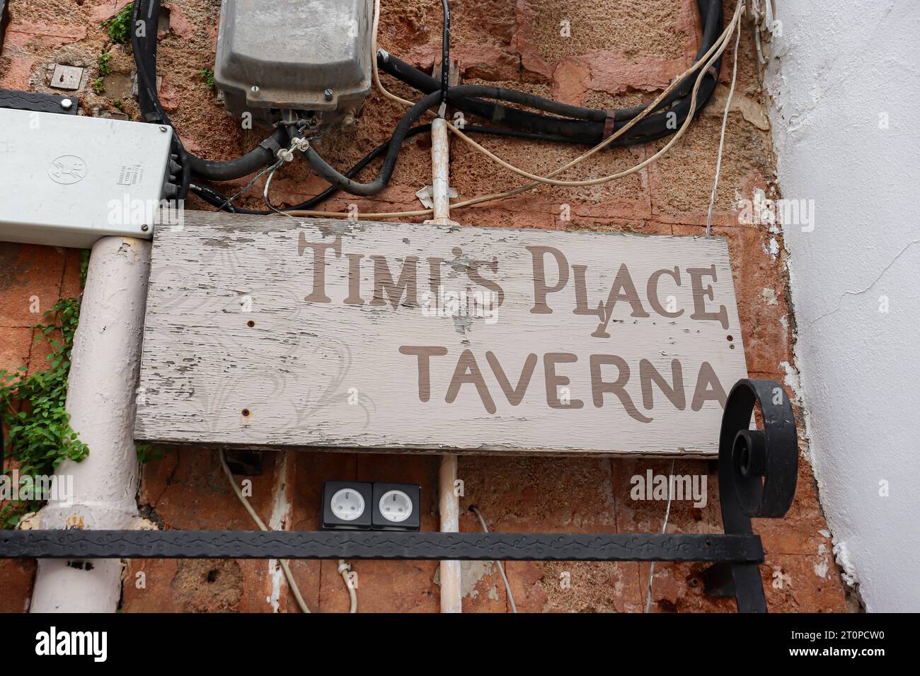 Timi's place Taverna Restaurant signe servant une cuisine méditerranéenne grecque situé dans le village de Lindos Banque D'Images