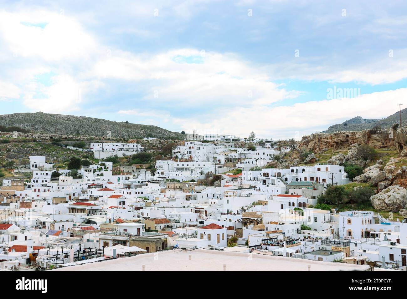 Vue sur la ville de Lindos, bâtiments blancs de l'Acropole de la forteresse de Lindos au sommet d'une montagne Banque D'Images