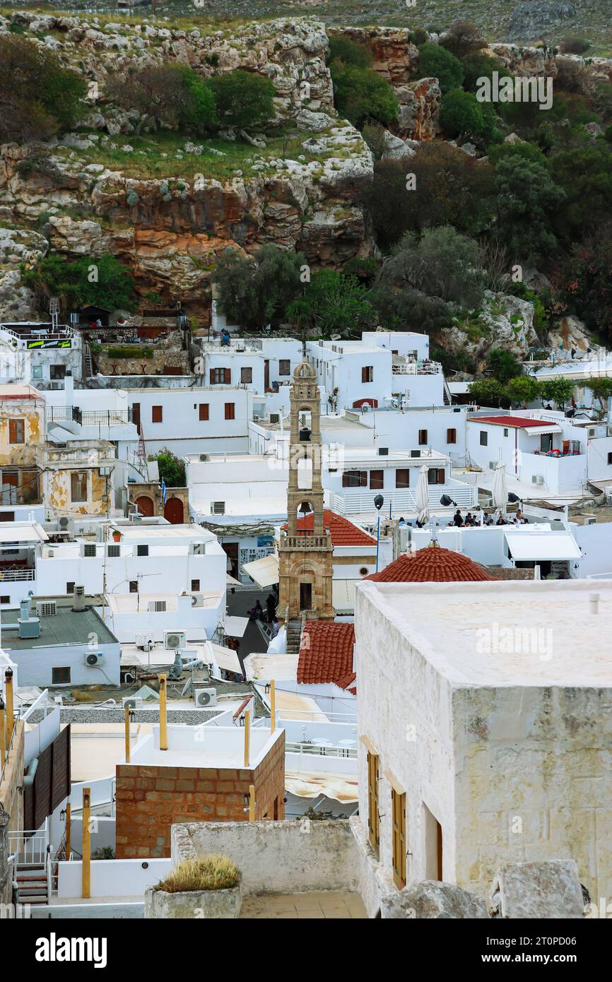 L'église de Panagia (notre-Dame), une ancienne tour campanile construite en pierre entourée des célèbres bâtiments blancs de la ville de Lindos Banque D'Images