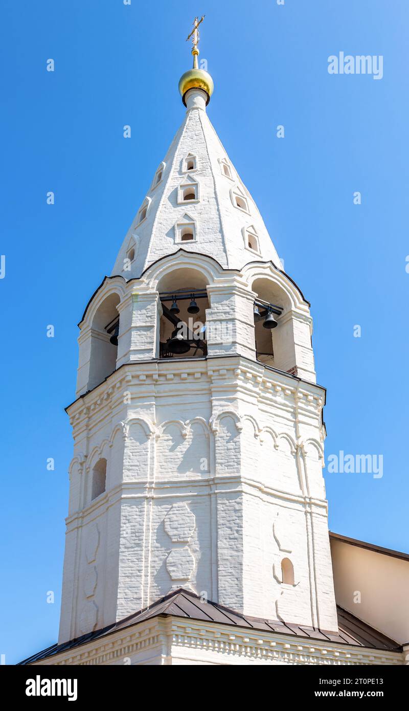 Beffroi de la cathédrale de la Nativité de la Sainte Vierge dans le couvent de la Nativité Bobrenev. District de Kolomna, région de Moscou, Russie Banque D'Images