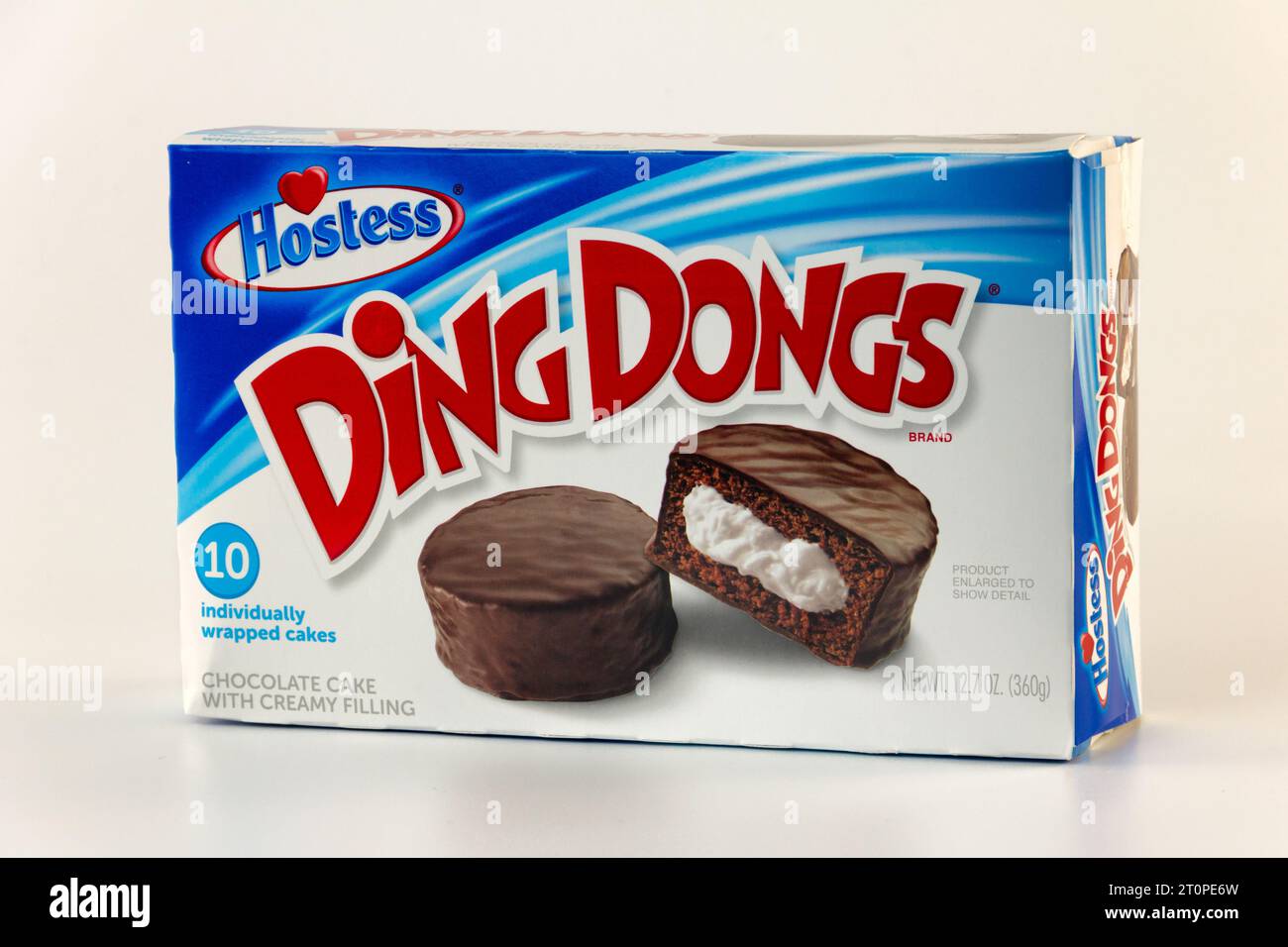 MINNEAPOLIS, MN, États-Unis - 23 AOÛT 2023 : gâteaux au chocolat et logo de marque Hostess Ding dongs. Banque D'Images