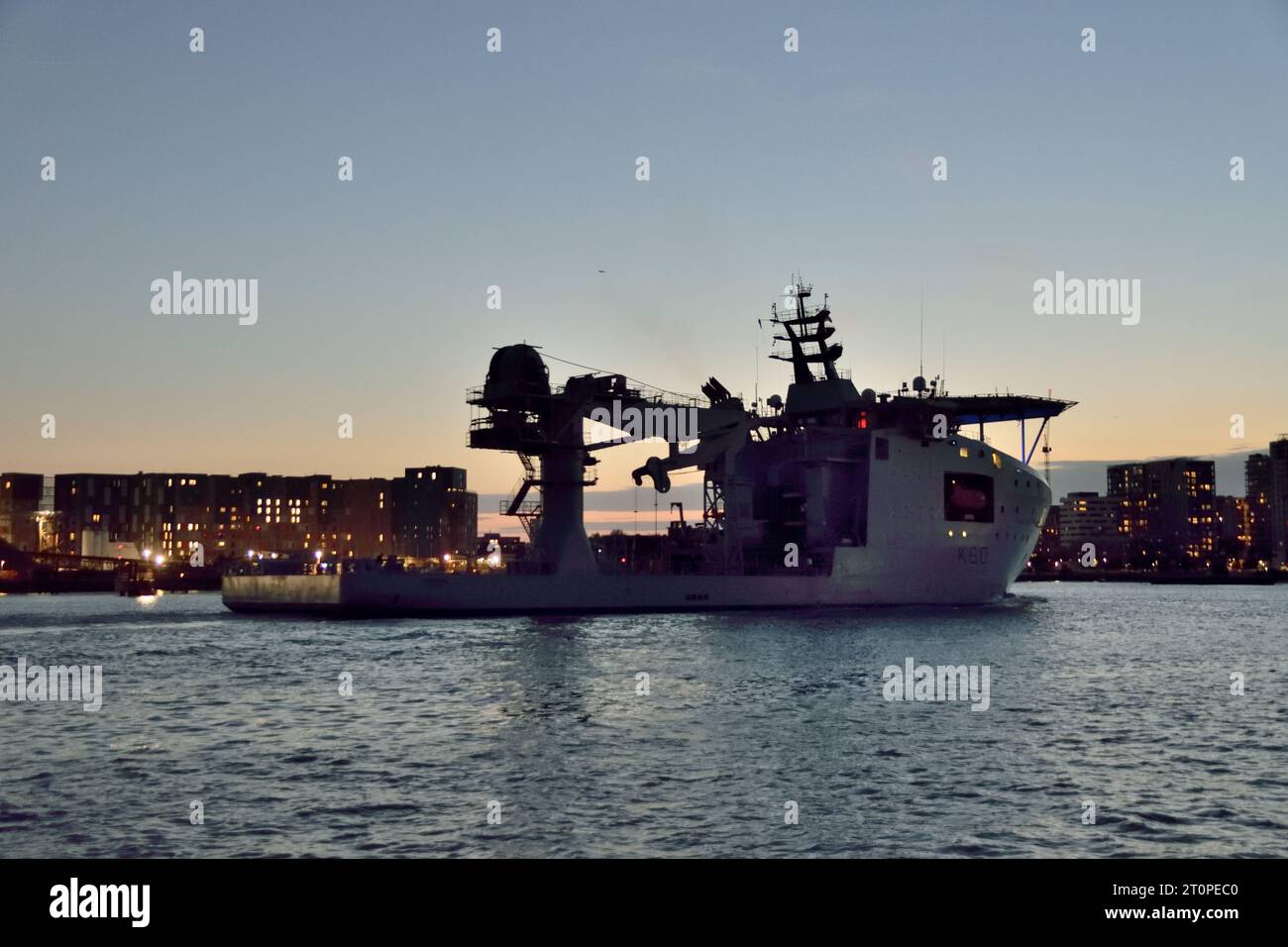 Arrivé sur la Tamise avant son nom officiel à Londres est le RFA Proteus, le premier des deux navires de surveillance océanique multi-rôles prévus. Banque D'Images