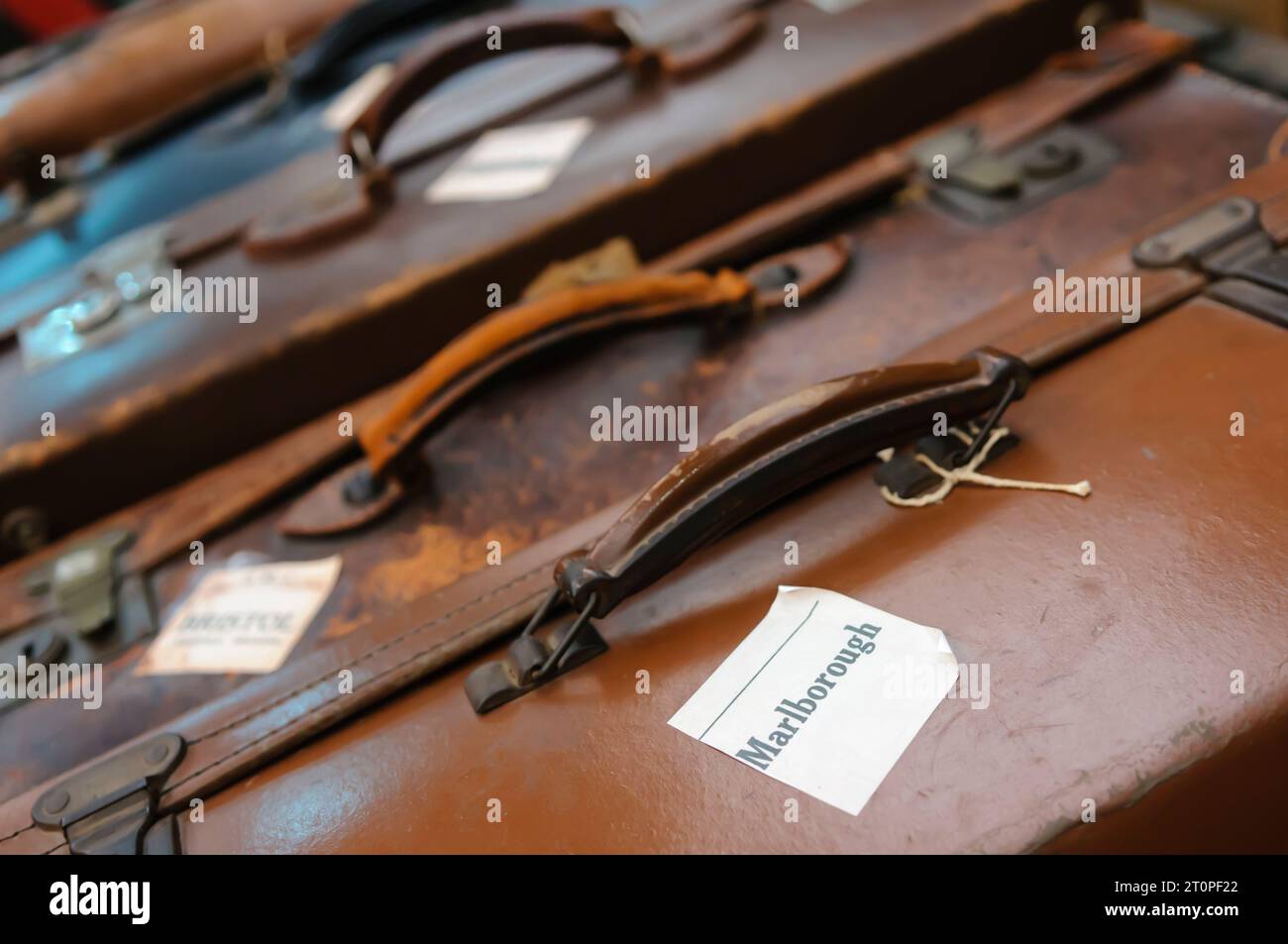 Valises en cuir à l'ancienne avec autocollants de destination (PAS DE MARQUES DÉPOSÉES) Banque D'Images