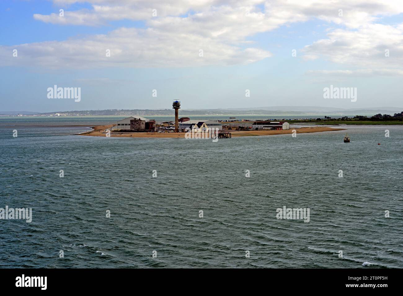 CalShot Spit prise de Southampton Water avec l'île de Wight, le château de Calshot, la station de sauvetage et la tour de contrôle des garde-côtes visibles. Banque D'Images