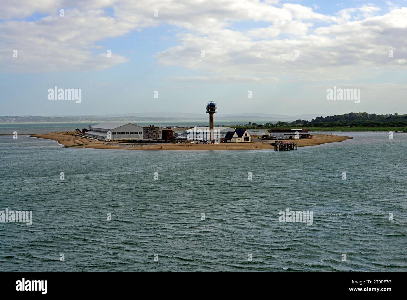 CalShot Spit prise de Southampton Water avec l'île de Wight, le château de Calshot, la station de sauvetage et la tour de contrôle des garde-côtes visibles. Banque D'Images