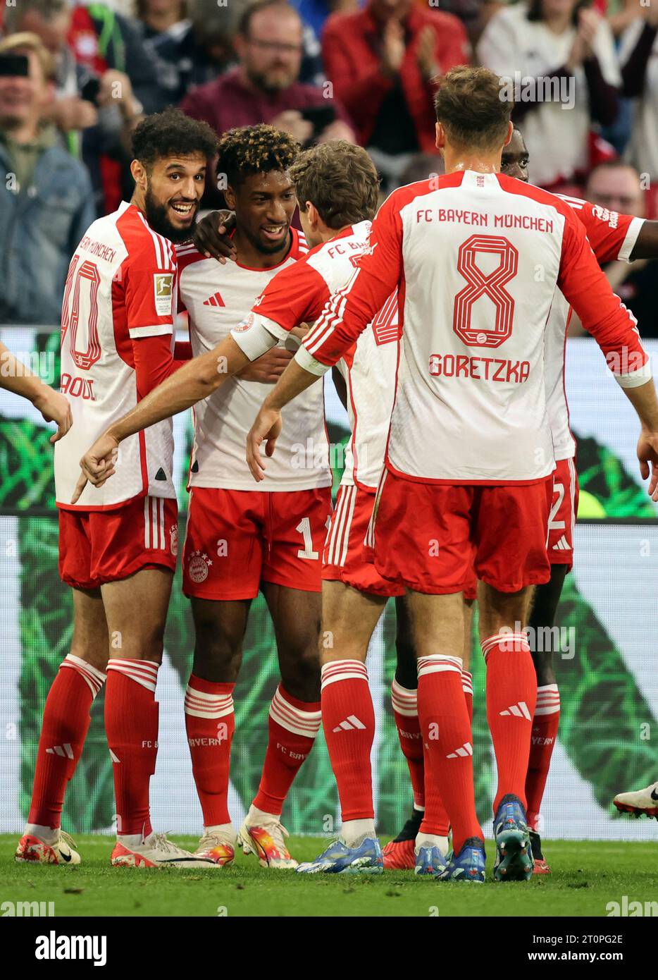 MUNICH, ALLEMAGNE - 08 OCTOBRE : Kingsley Coman du Bayern Muenchen célèbre le but 1:0 avec les membres de son équipe lors du match de Bundesliga entre le FC Bayern München et le Sport-Club Freiburg à l'Allianz Arena le 08 octobre 2023 à Munich, Allemagne. © diebilderwelt / Alamy Live News Banque D'Images