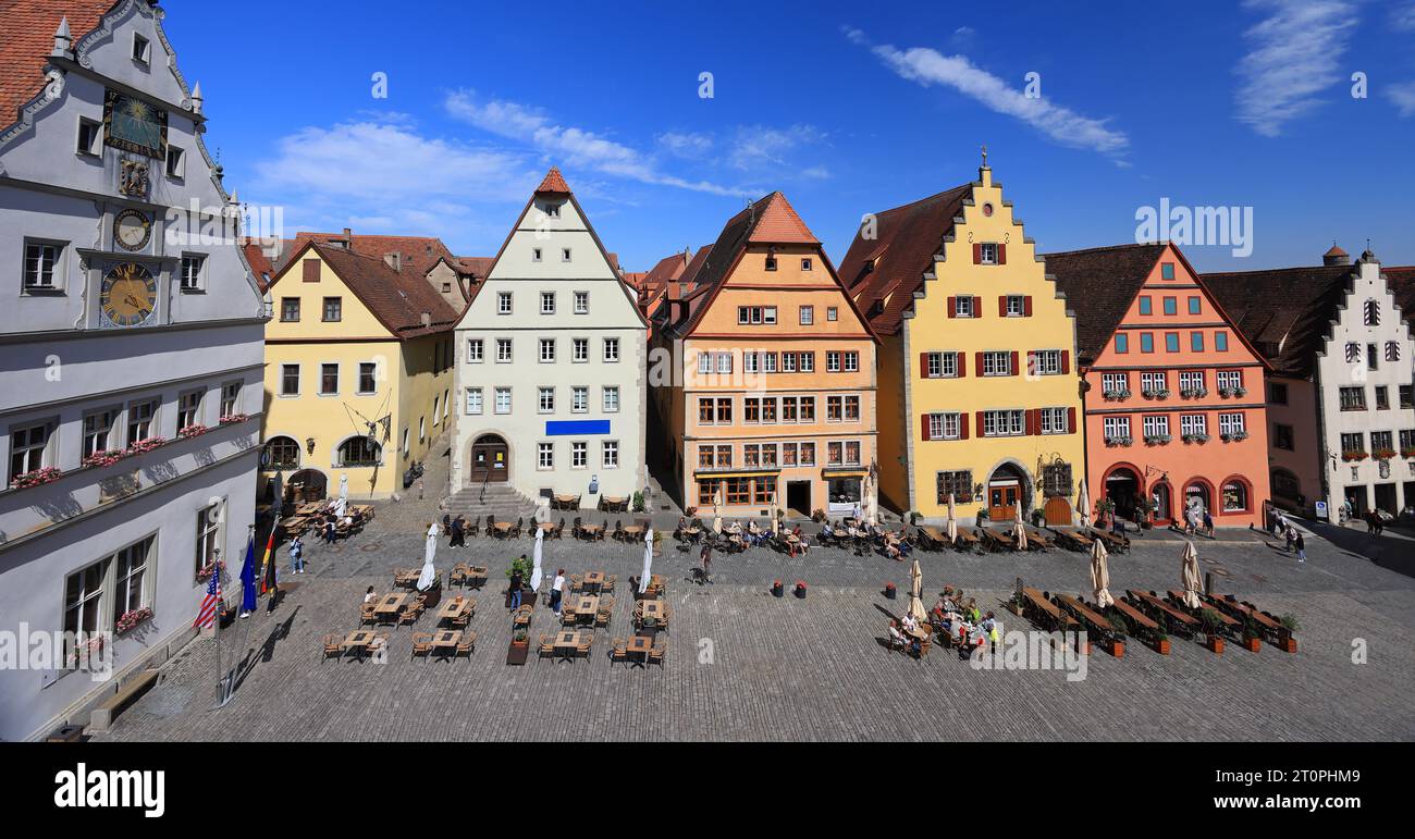 Markplatz avec maisons traditionnelles, Rothenburg ob der Tauber, Franconie centrale en Bavière, Allemagne Banque D'Images