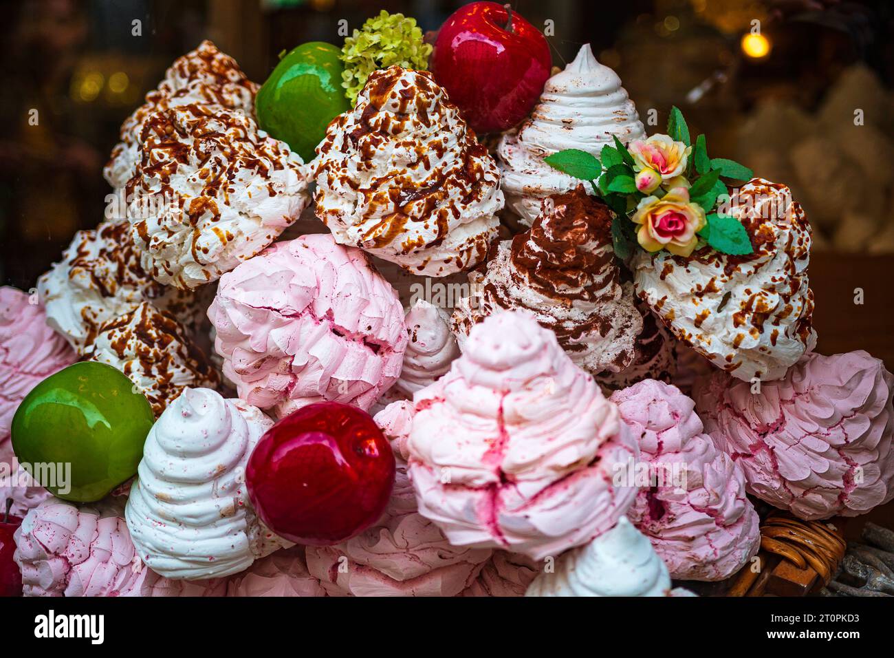 Belles devantures de magasins décorées avec glaces, sucreries et produits locaux dans la ville d'Annecy, haute Savoie, en France Banque D'Images
