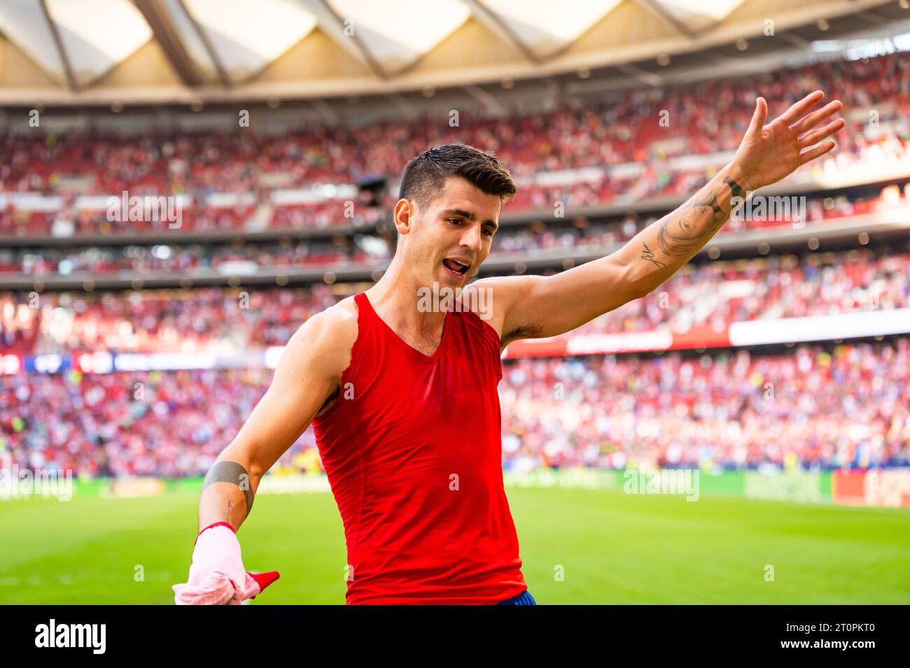 Madrid, Espagne. 08 octobre 2023. Alvaro Morata (Atletico Madrid) célèbre la victoire de son équipe à la fin du match de football du championnat espagnol la Liga EA Sports entre Atletico Madrid vs Real Sociedad joué au stade Civitas Metropolitano le 08 octobre 2023 à Madrid, Espagne crédit : Agence photo indépendante / Alamy Live News Banque D'Images