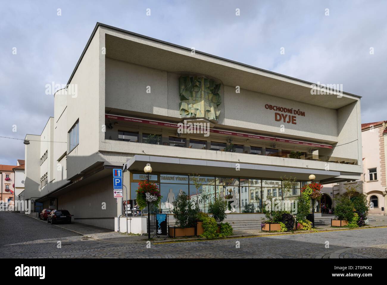 Znojmo, Moravie, République tchèque - septembre 30 2023 : Grand magasin Dyje Brutalist Building conçu par Bohuslav Fuchs. Banque D'Images