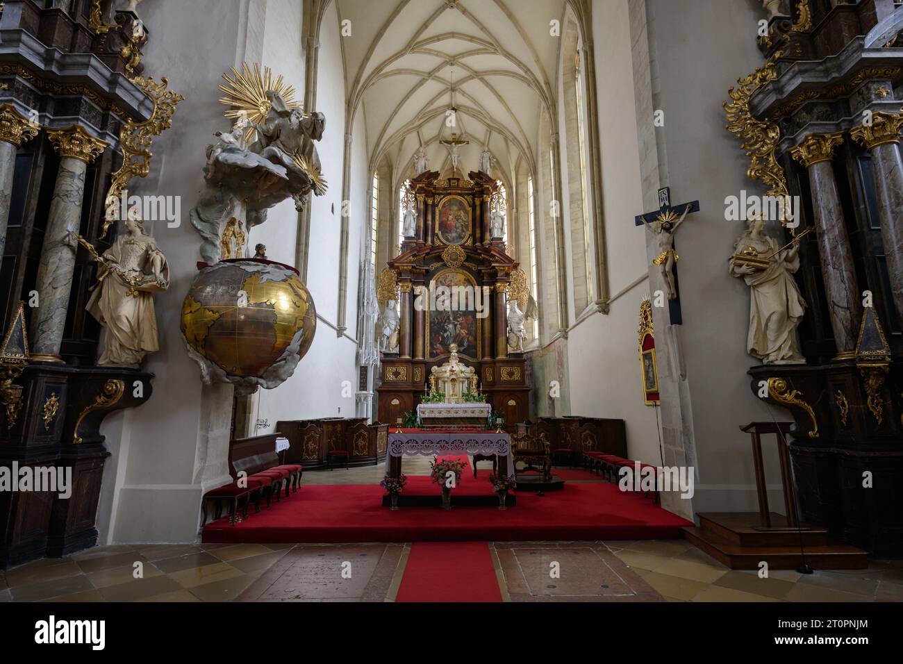 Znojmo Église Saint-Nicolas ou Chram Kostel Svateho Mikulase intérieur avec autel Banque D'Images