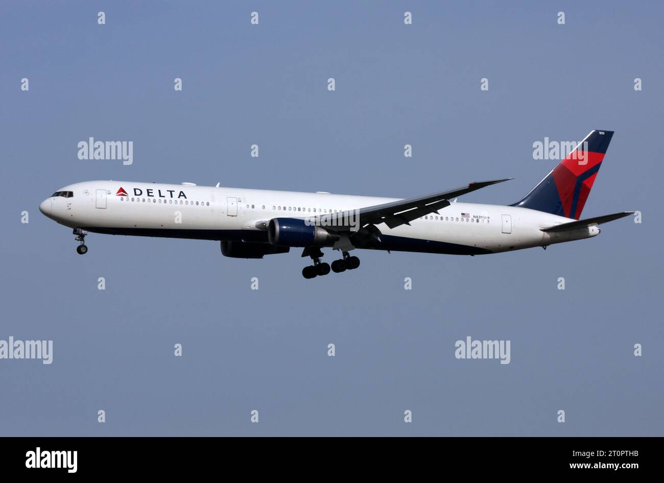 Un Boeing 767-400 de Delta Air Lines arrive à l'aéroport de Londres Gatwick Banque D'Images