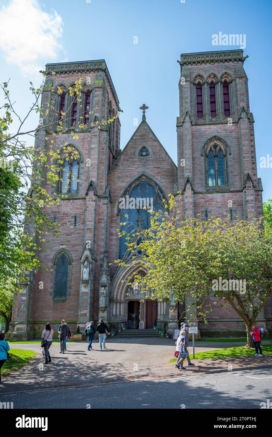 Cathédrale d'Inverness avec touristes et rue devant, plan vertical, Écosse Banque D'Images