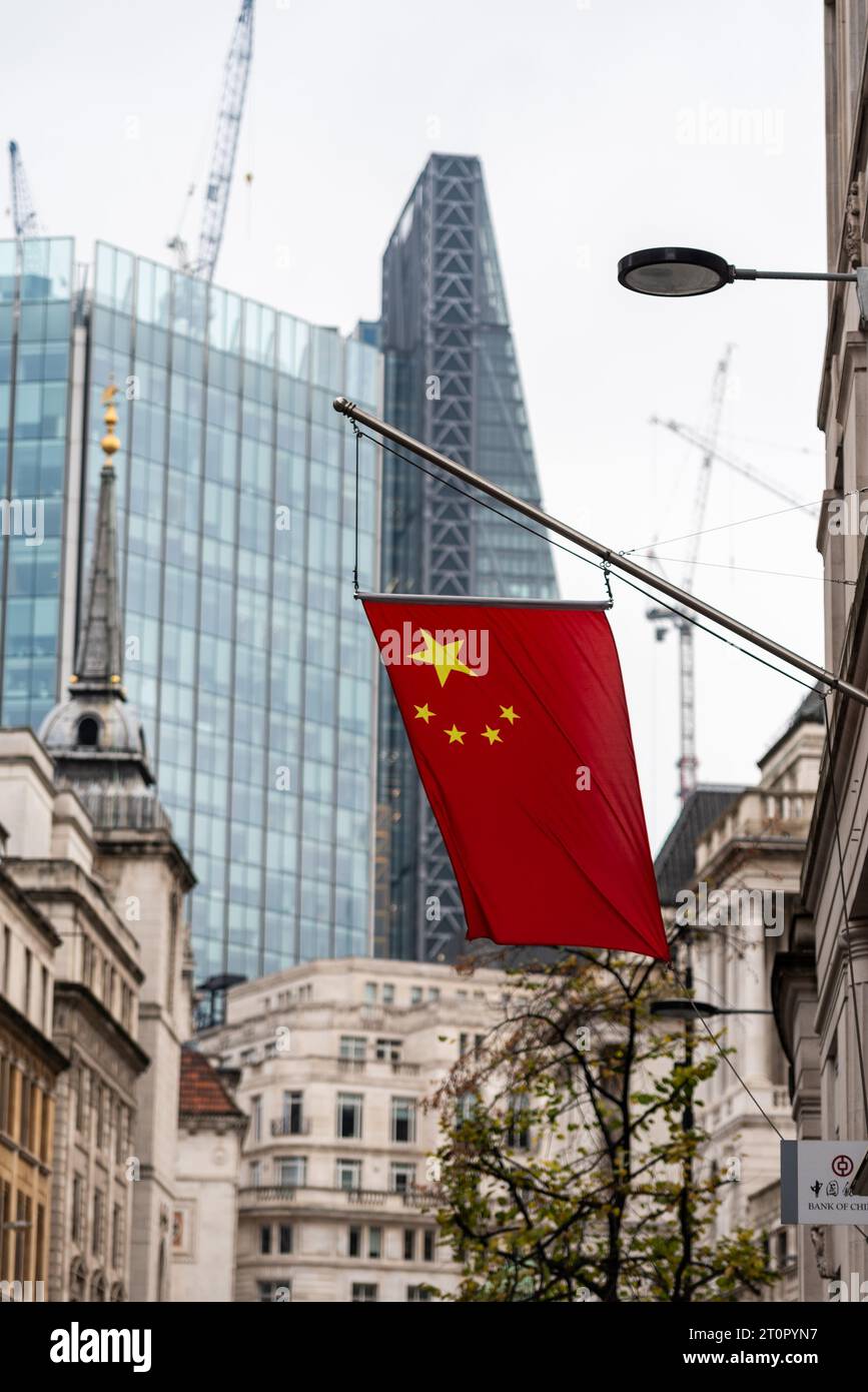 Drapeau chinois flottant à l'extérieur de la Banque de Chine, à Lothbury, Londres, Royaume-Uni, avec le quartier financier de British City au-delà. République populaire de Chine Banque D'Images