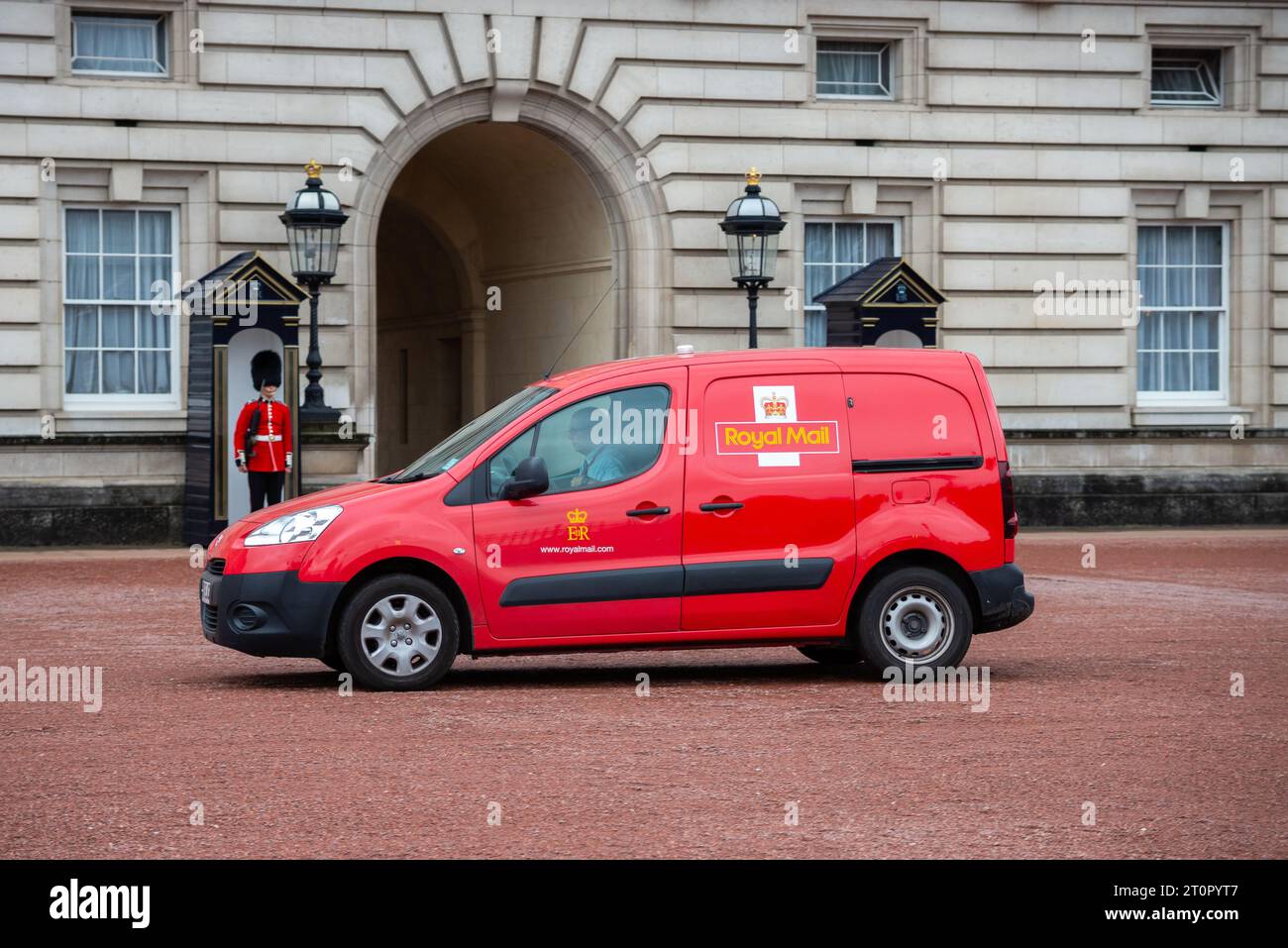 Royal Mail Post Office camion de livraison rouge arrivant à Buckingham Palace Londres, Royaume-Uni avec garde en service Banque D'Images