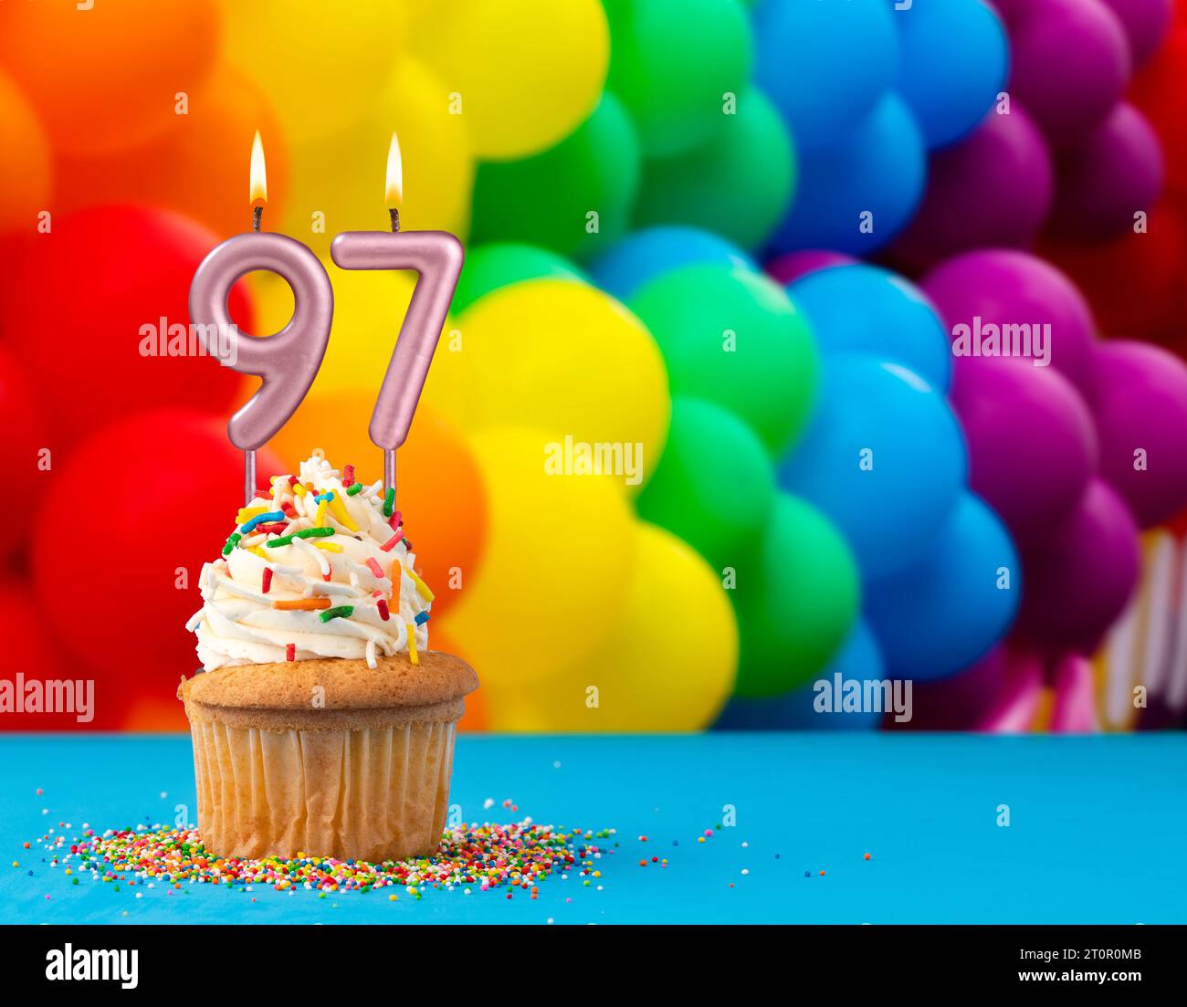 Bougie d'anniversaire numéro 97 - carte d'invitation avec des ballons aux couleurs de la gay Pride march Banque D'Images