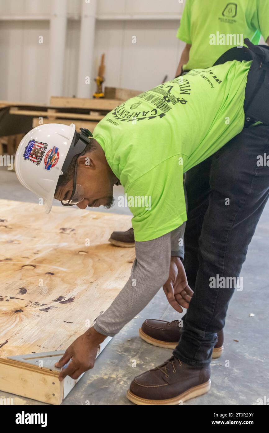Detroit, Michigan - les jeunes adultes, portant des chemises vertes, participent au programme de préparation des adultes au Michigan Regional Council of Charpenters et Banque D'Images