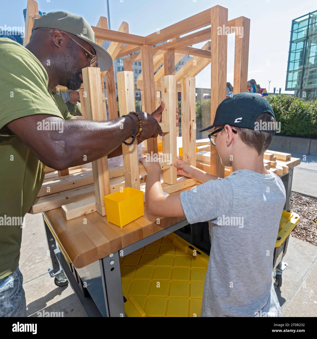 Detroit, Michigan - Silas Houle, 8 ans, et un fonctionnaire du syndicat des charpentiers ont rassemblé des morceaux d'une petite maison à la mafia des écoles à outils du syndicat des charpentiers Banque D'Images