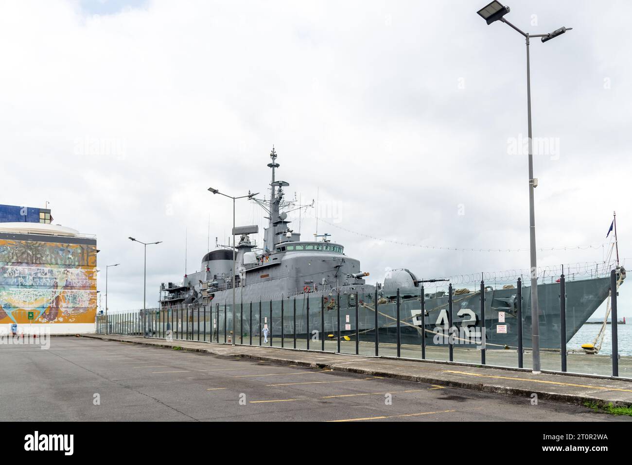 Salvador, Bahia, Brésil - 08 octobre 2023 : frégate Constituicao F42 de la marine brésilienne, ancrée pour la visite dans le port maritime de la ville de Sal Banque D'Images