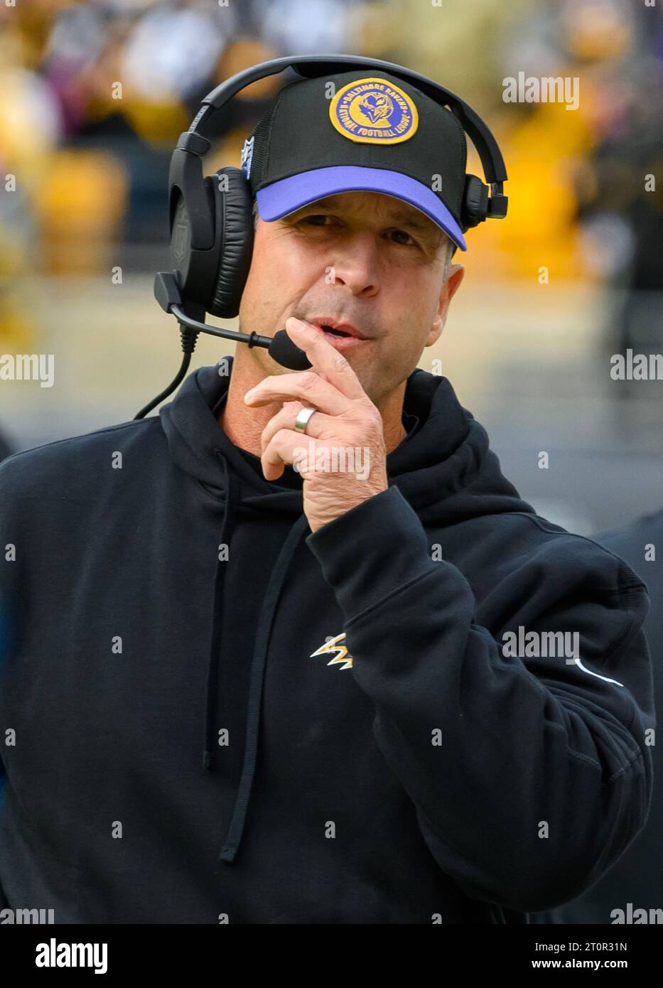 John Harbaugh, entraîneur-chef des Ravens de Baltimore, tard dans le quatrième quart-temps de la victoire des Steelers de Pittsburgh 17-10 au stade Arisure, le dimanche 8 octobre 2023 à Pittsburgh. Photo de Archie Carpenter/UPI Banque D'Images