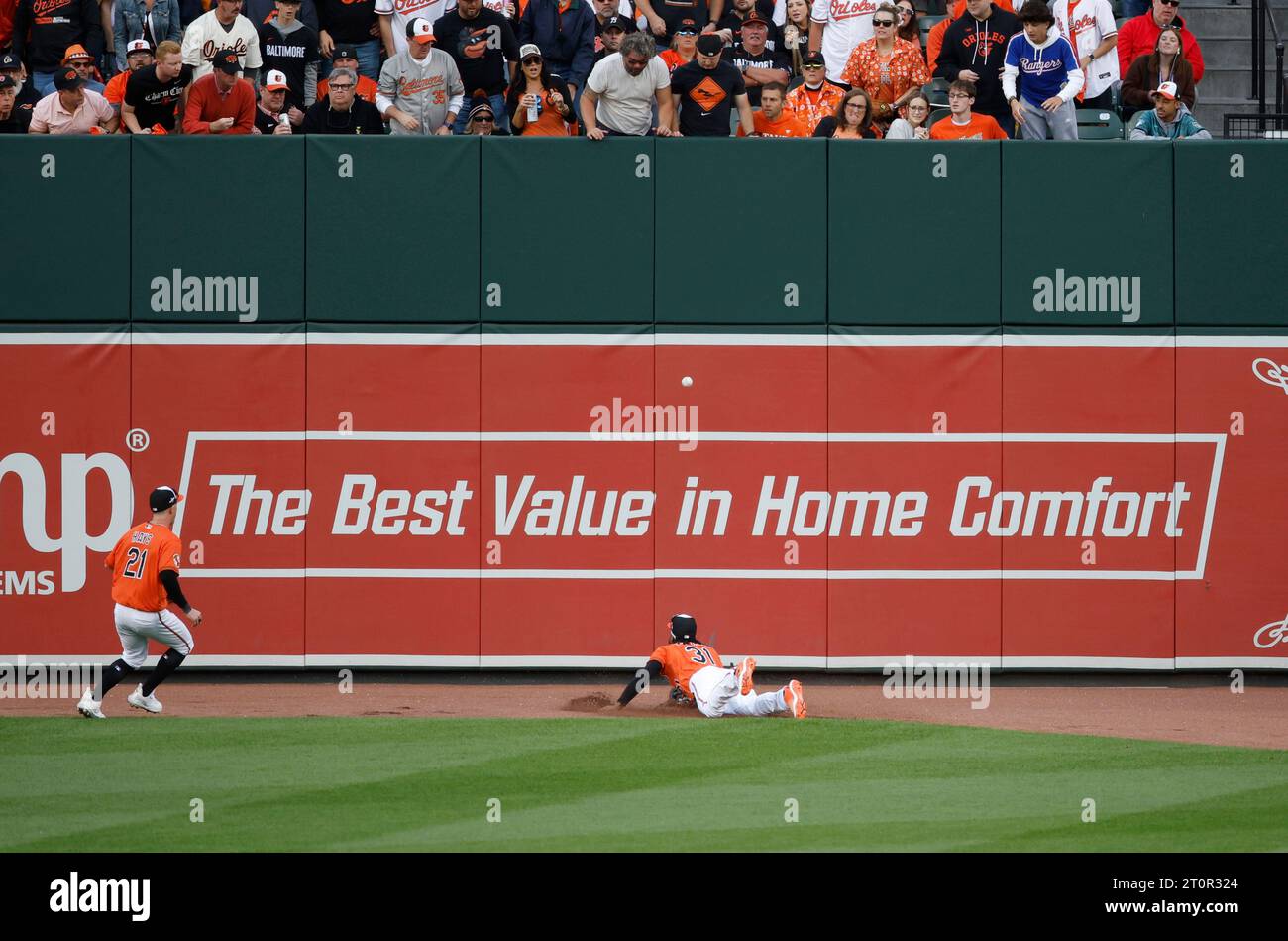 Baltimore, États-Unis. 08 octobre 2023. Cedric Mullins (R), le joueur de terrain des Orioles de Baltimore, et Austin Hays, le joueur de terrain gauche, ne peuvent pas atteindre une ligne de conduite des Texas Rangers Leody Taveras dans la deuxième manche du match deux de la MLB American League Division Series à Oriole Park à Camden yards à Baltimore le dimanche 8 octobre 2023. Les Rangers en ont marqué deux sur le double par Taveras. Photo Tasos Katopodis/UPI crédit : UPI/Alamy Live News Banque D'Images