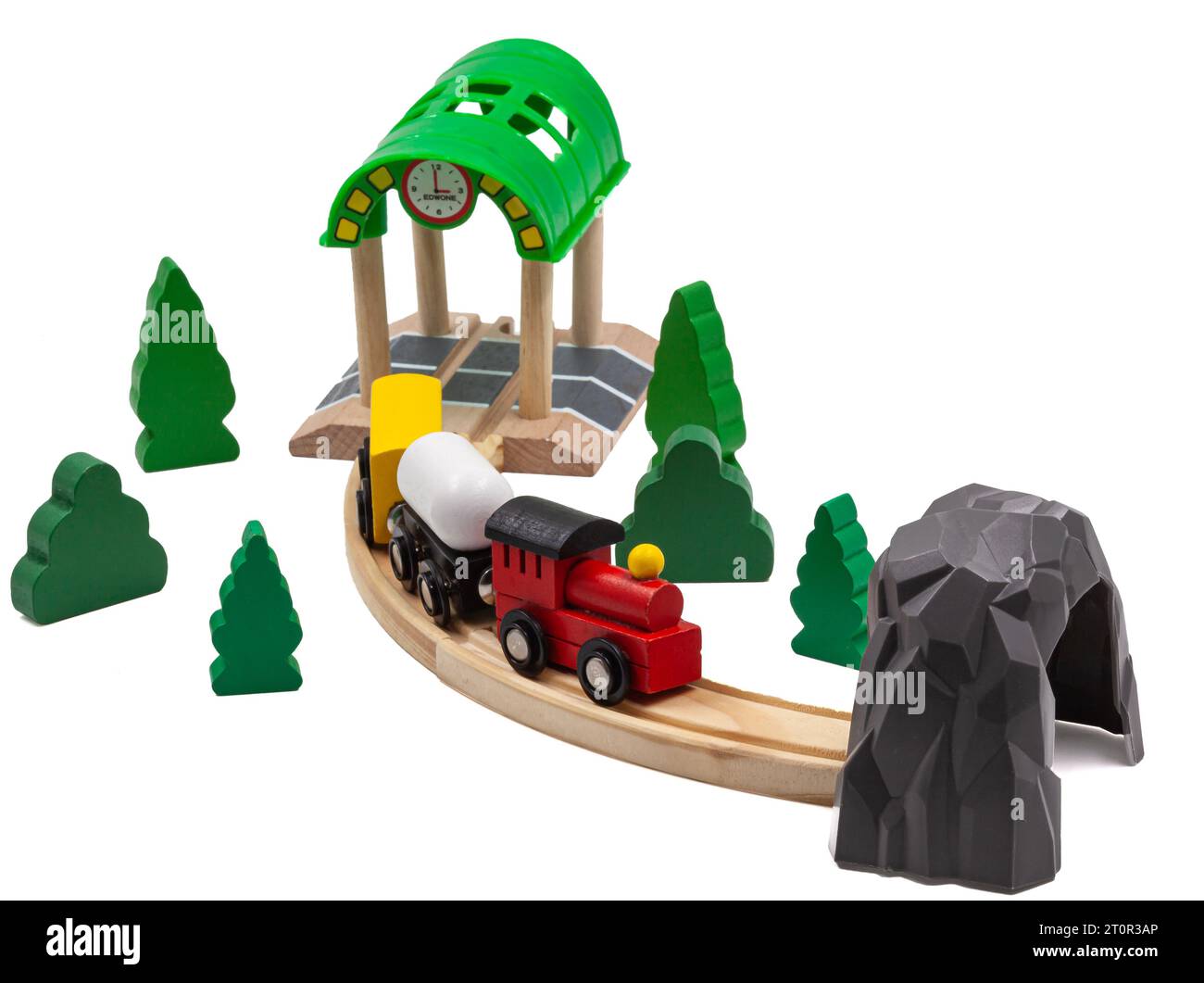 Train jouet pour enfants avec deux voitures sur un chemin de fer en bois. Arbres et arbres de Noël verts avec tunnel et station complètent le monde du jouet. Banque D'Images