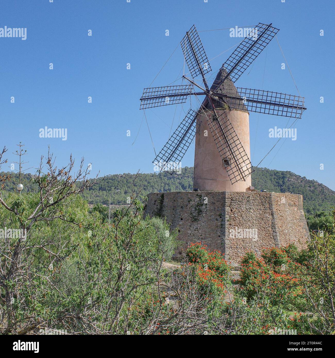 Majorque, Espagne - 8 octobre 2023 : Moulin à vent traditionnel des Baléares à Santa Ponsa, Majorque Banque D'Images