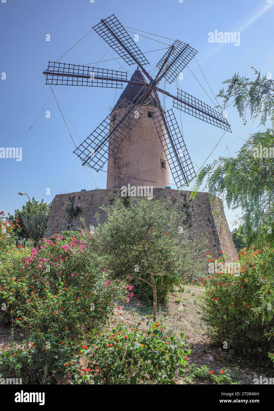 Majorque, Espagne - 8 octobre 2023 : Moulin à vent traditionnel des Baléares à Santa Ponsa, Majorque Banque D'Images