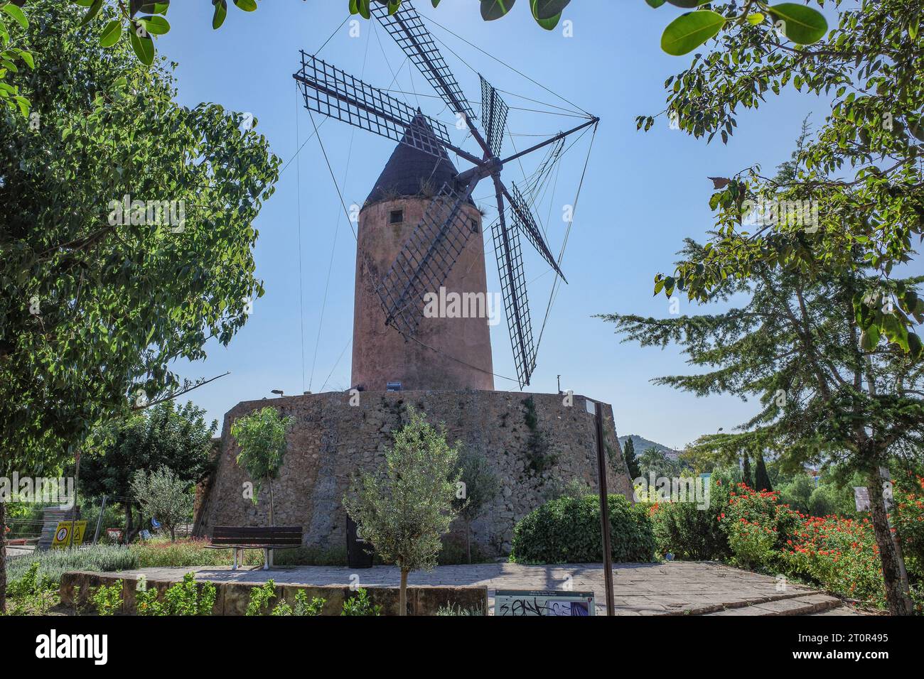 Majorque, Espagne - 8 octobre 2023 : Moulin à vent traditionnel des Baléares à Santa Ponsa, Majorque Banque D'Images