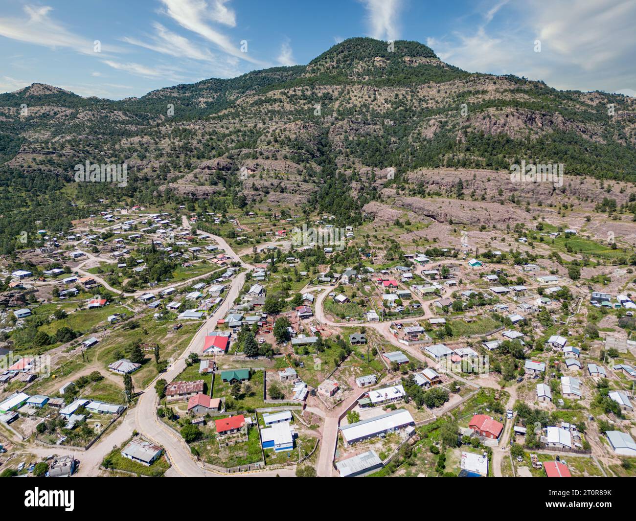 Le village pittoresque de Cerocahui à Chihuahua, au Mexique, se déploie dans une vue aérienne panoramique, avec son charme rustique et la sérénité nichée au milieu de la verdoyante Banque D'Images
