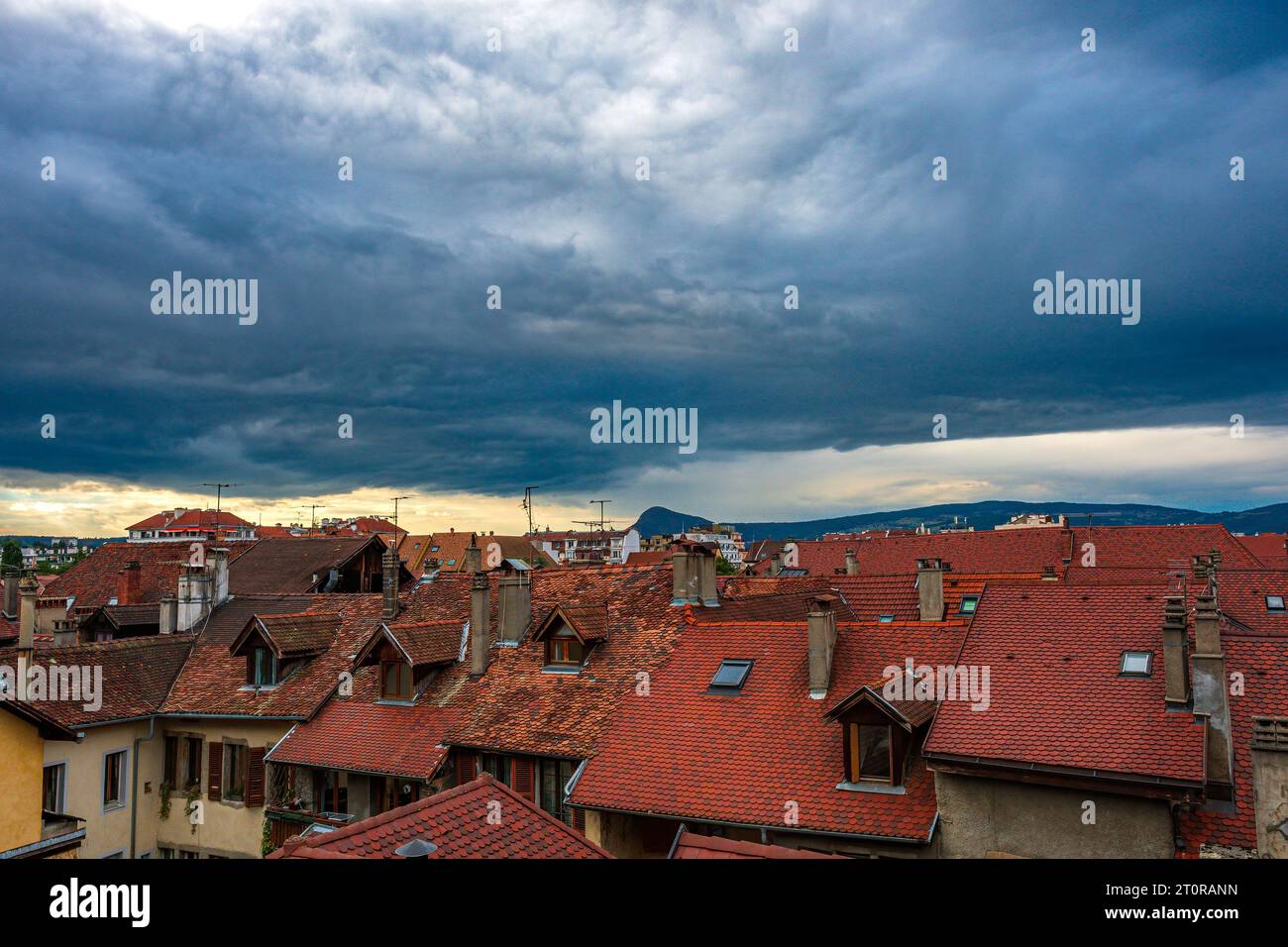 Toits de tuiles rouges dans la vieille ville contre un ciel nuageux dramatique à Annecy, haute Savoie, en France. Banque D'Images