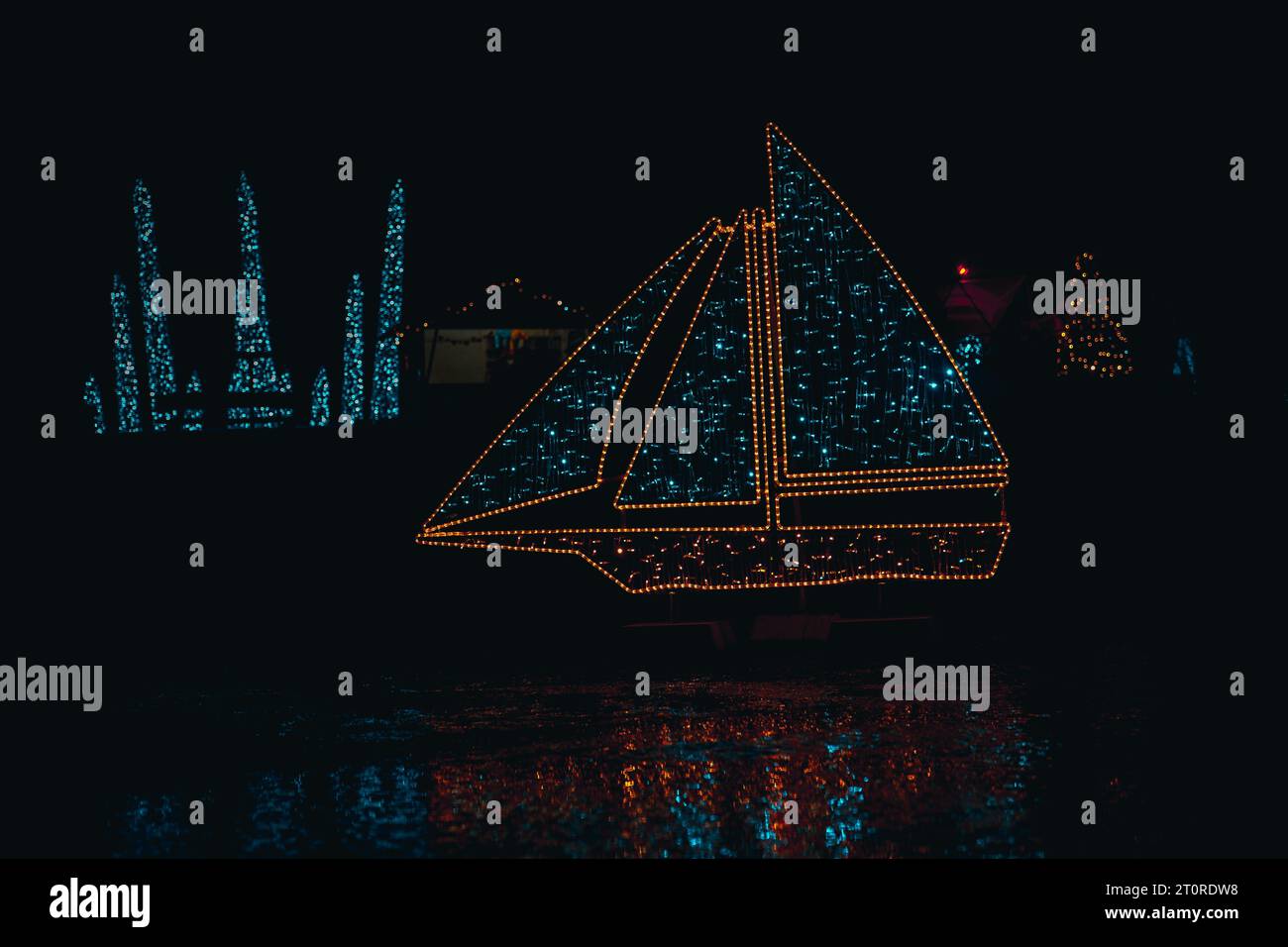 Navire de Noël fait de guirlandes brillantes dans l'obscurité. Installations de Garlands.paysage de rue chatoyant Banque D'Images