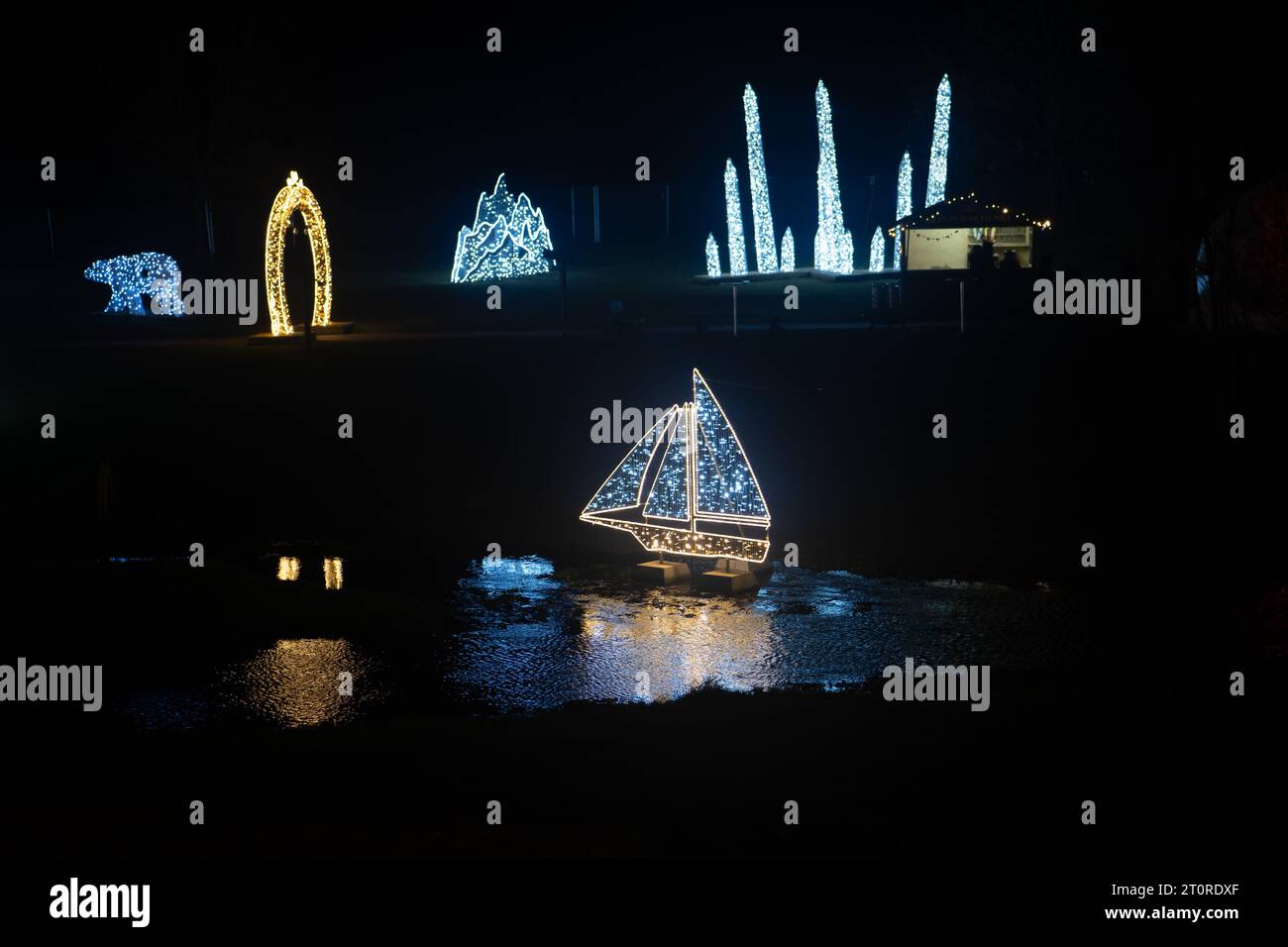 Navire chatoyant fait de guirlandes brillantes dans l'obscurité.installations de Noël à partir de guirlandes. Banque D'Images