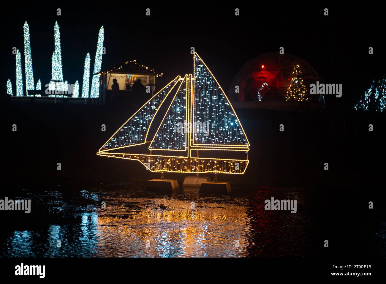 Navire de Noël fait de guirlandes brillantes dans l'obscurité.installations de Noël de guirlandes.paysage de rue chatoyant Banque D'Images