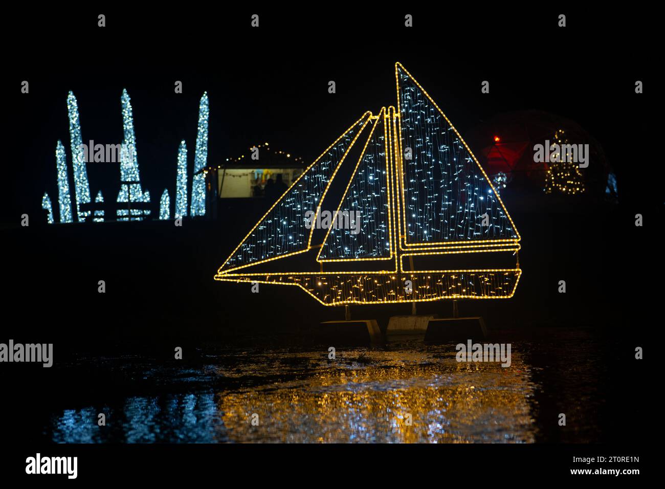 Navire de Noël fait de guirlandes brillantes .installations de Noël de guirlandes.paysage de rue chatoyant Banque D'Images