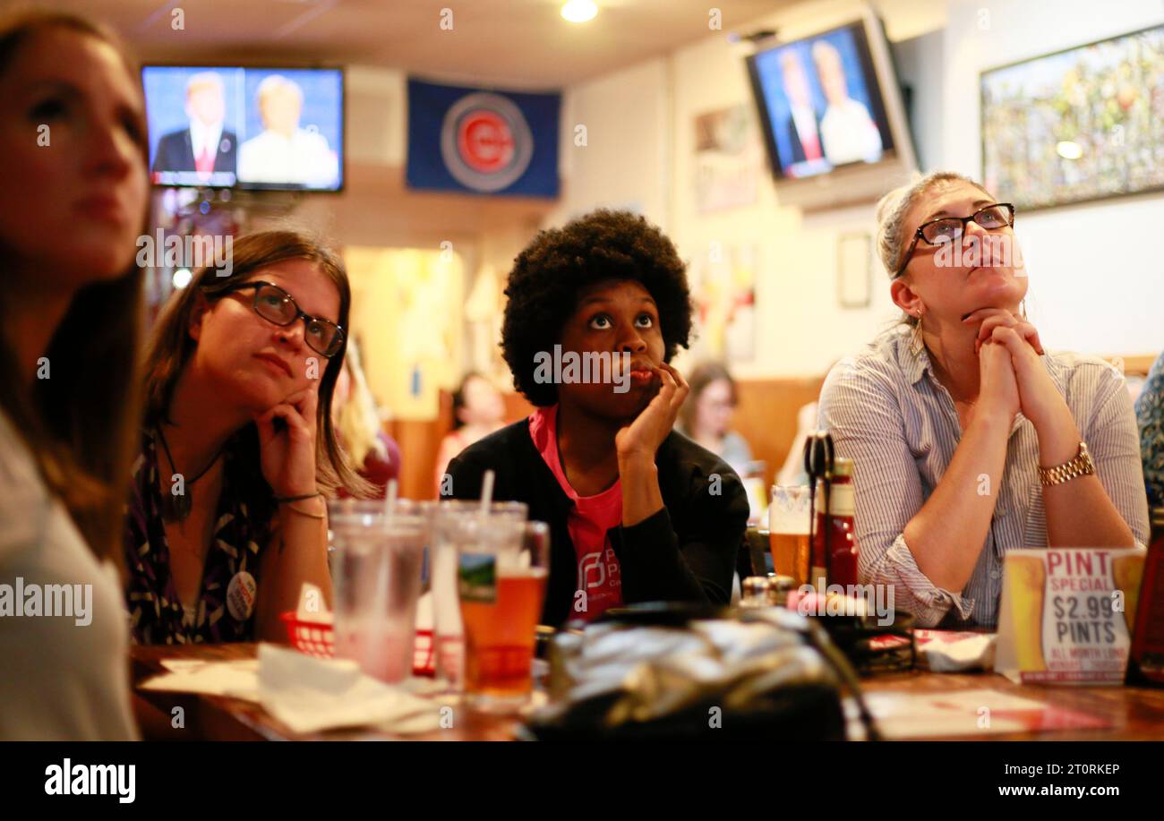 10192016 - Bloomington, Indiana. Les téléspectateurs réagissent lors d'un débat organisé par les démocrates du comté de Monroe au restaurant de hamburgers d'Opie Taylor. C’était le troisième et dernier débat présidentiel de 2016 qui opposait le républicain Donald Trump à la démocrate Hillary Clinton. Banque D'Images