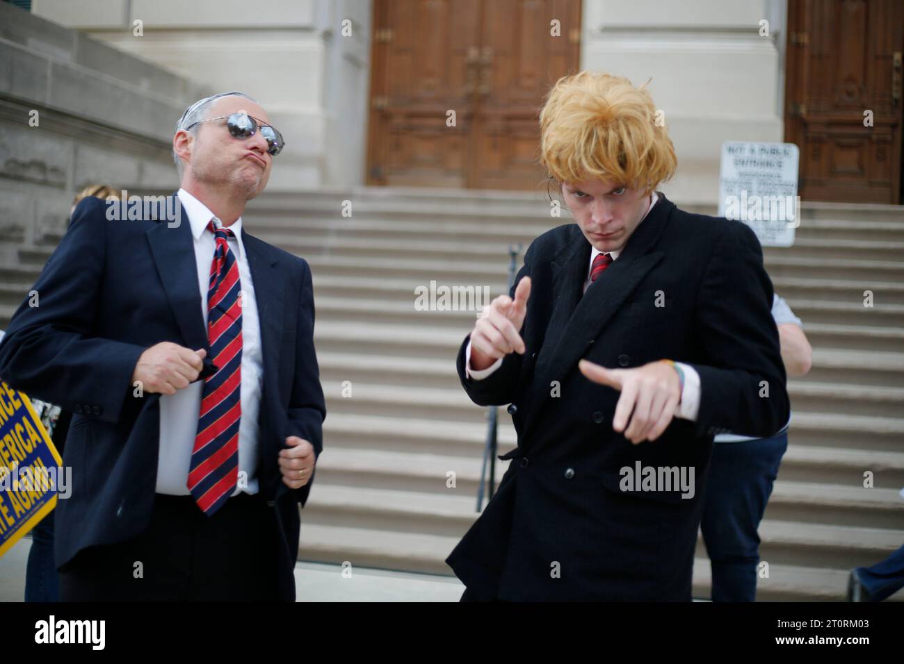 2 novembre 2016 - Indianapolis, Indiana, États-Unis : des militants habillés en Mike Pence, à gauche, et Donald Trump dansent pendant les périodes pour les politiciens anciennement périodes pour Pence anti-Trump et anti-Pence rassemblement sur les marches de l'Indiana Statehouse. Le rallye était intitulé, la Révolution sera Uterized (Un rallye en 3 actes). Banque D'Images