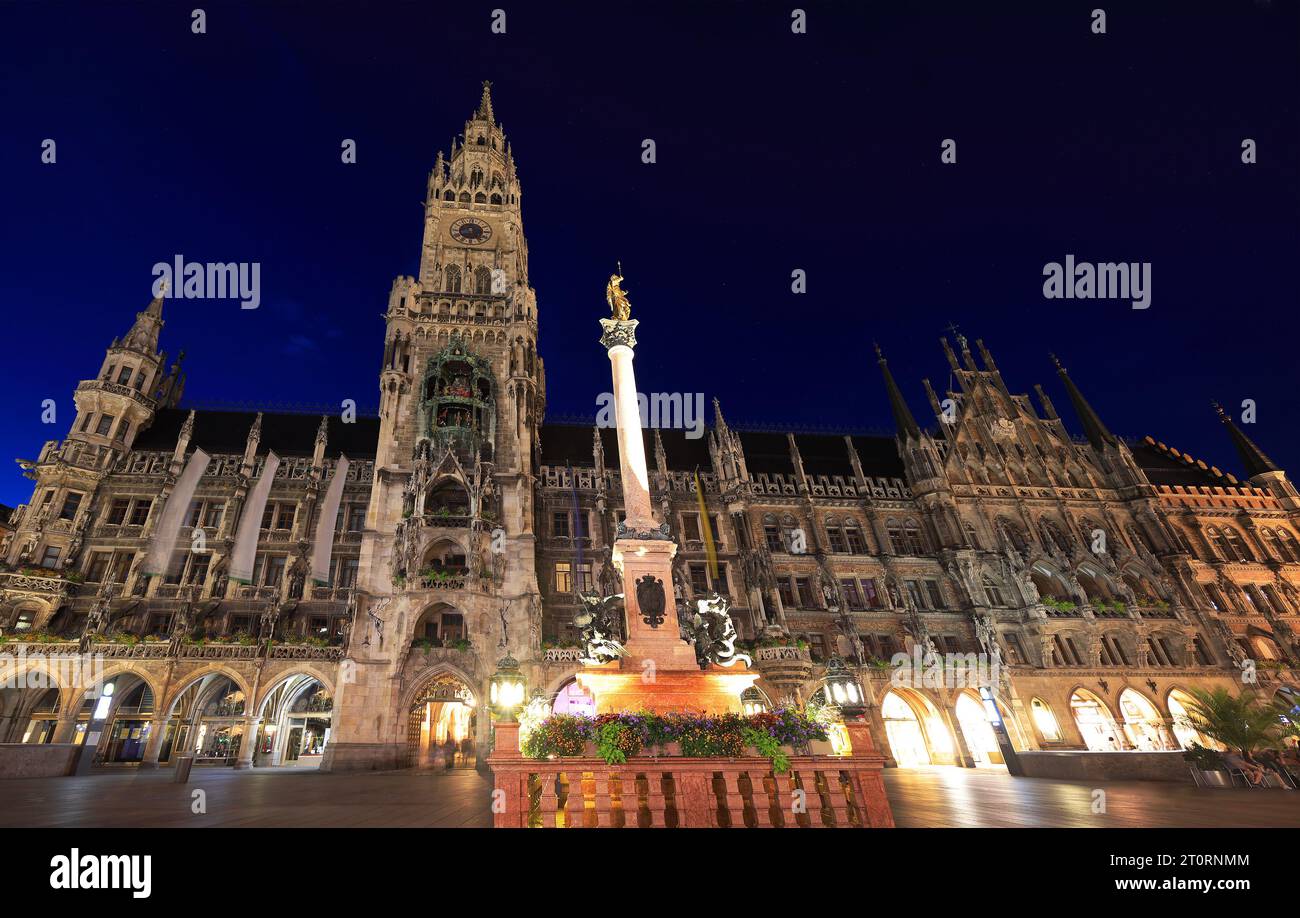 Vue sur l'hôtel de ville principal avec tour de l'horloge sur la place de Marie illuminée au crépuscule à Munich, Allemagne Banque D'Images
