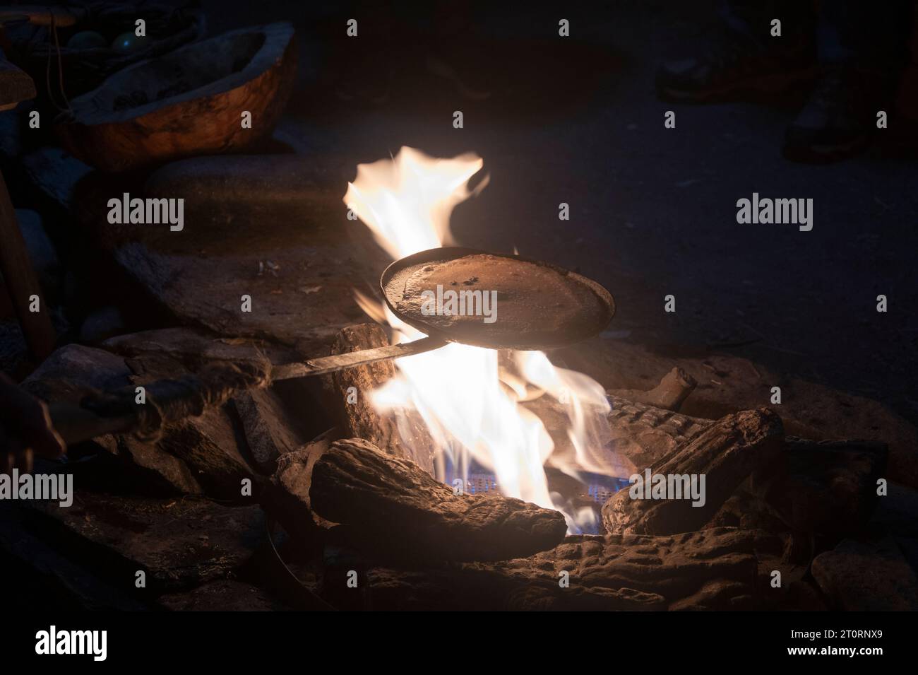 Feu de cuisson à l’intérieur de la maison longue de l’Anse aux Meadows à Terre-Neuve-et-Labrador, Canada Banque D'Images