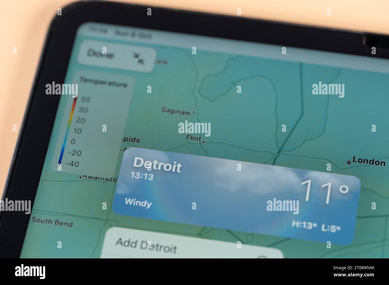 New York, États-Unis - 8 octobre 2023 : vérifier la température à l'extérieur dans la ville de Detroit sur l'application en ligne écran de tablette ipad vue rapprochée Banque D'Images