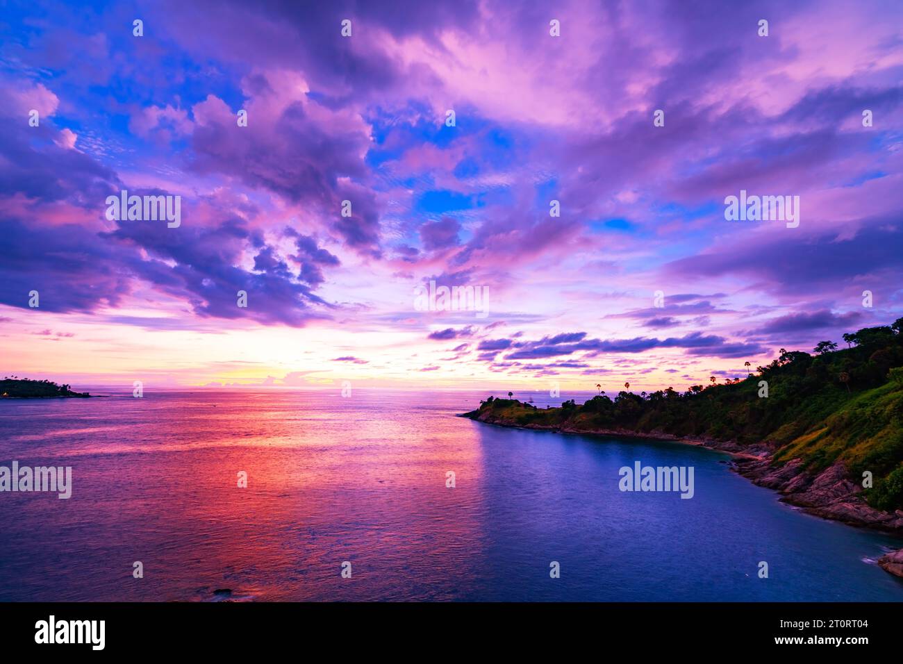 Vue sur la nature de Laem promthep cape beau coucher de soleil ou lever du soleil paysage de ciel dans la mer d'andaman, paysage marin étonnant à phuket thaïlande belle nature backgro Banque D'Images