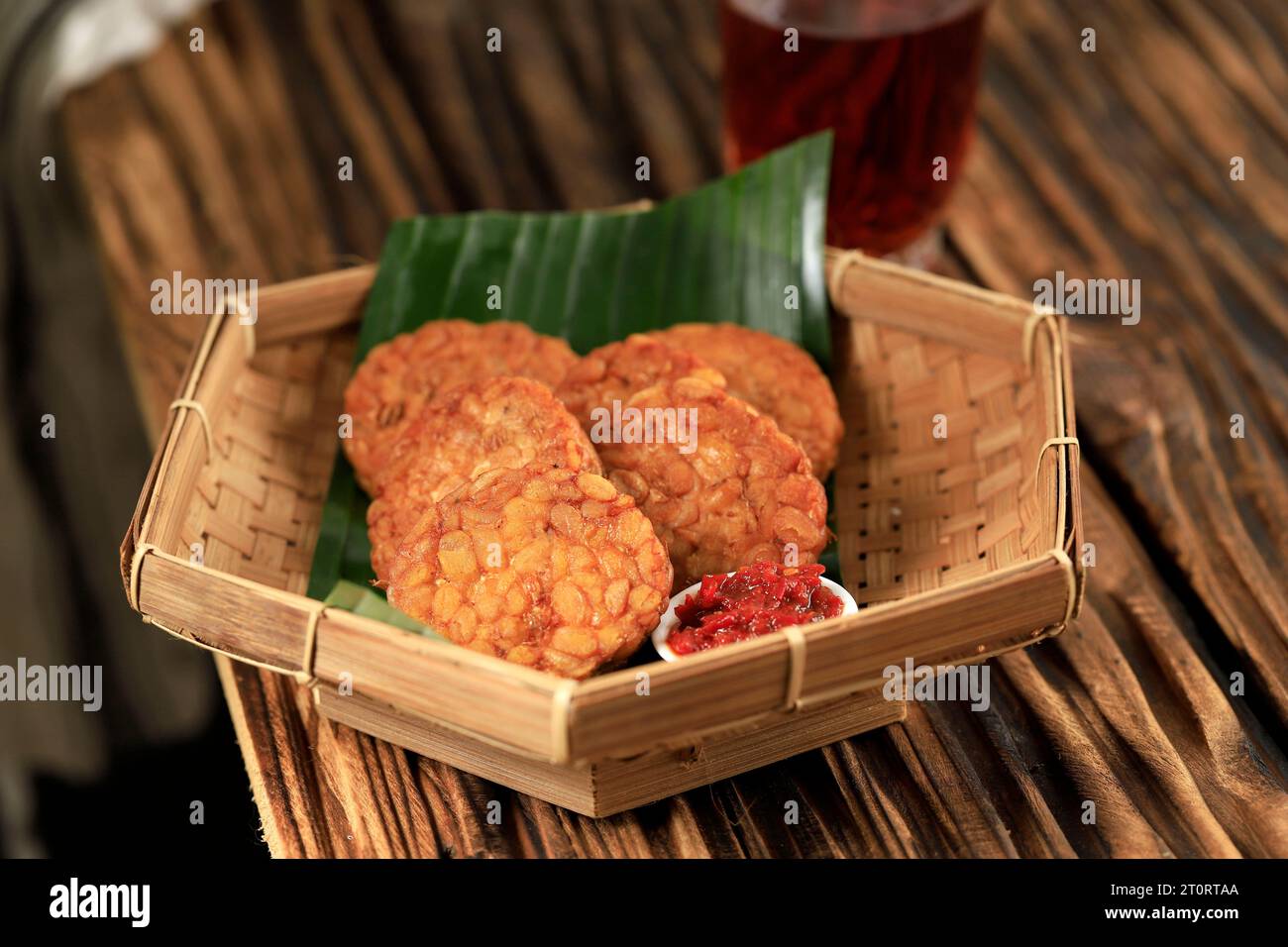 Tempeh rond frit ou Tempe Goreng, haricots de soja fermentés en tranches frites Banque D'Images