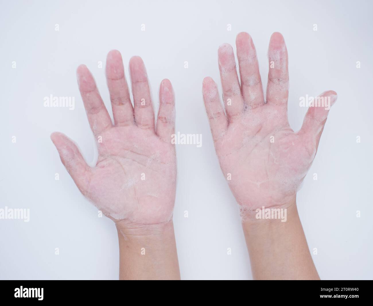 lavage des mains avec mousse de savon isolé sur fond blanc Banque D'Images